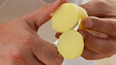 Vorgegarte Kartoffeln in feinen Scheiben schneiden