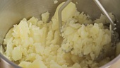 Making mashed potato (German Voice Over)