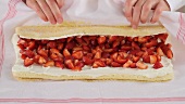 Biskuitrolle mit Erdbeer-Sahne-Füllung zubereiten