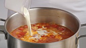 Cream of tomato soup being made (German Voice Over)