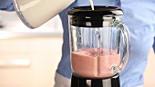 A strawberry milkshake being made (German Voice Over)
