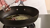 Bagna cauda (Heiße Sardellensauce für Fondue) zubereiten