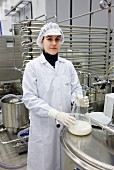 Lebensmitteltechnikerin prüft Qualität von Milch