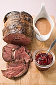 Hirschrollbraten mit Sauce und Preiselbeermarmelade