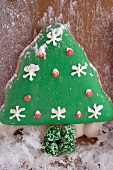 A Christmas biscuit (a gingerbread Christmas tree)