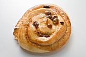 A puff pastry raisin bun