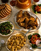 Buffet mit gebackenem Hähnchen, Gemüsen, Salat und Kuchen