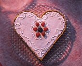 Herzförmige Beerencremetorte, verziert mit frischen Beeren