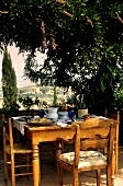 Gedeckter Tisch vor toskanischer Landschaft