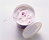 Erdbeerjoghurt in Becher mit Plastiklöffel