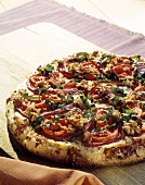 Pizza calabrese (Pizza mit Tomaten, Zwiebeln & Basilikum)