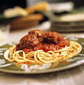 Spaghetti mit Tomatensauce und Hackfleischklösschen