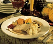 Putenfleischscheiben mit traditionellen Thanksgiving-Beilagen