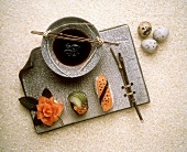 Sushi und Kaviar auf Platte mit Sojasauce auf Reisuntergrund