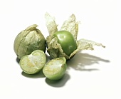 Tomatillos, eine davon halbiert