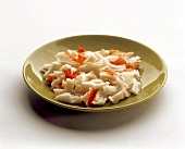 Ein Teller Surimi (Salat mit Fisch & Meeresfrüchten)