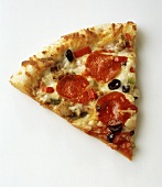 Ein Stück Pizza mit Peperoni-Wurst, Käse & Oliven