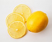 Eine Zitrone und drei Zitronenscheiben