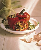 Rote Paprika gefüllt mit würzigem Mais-Bohnen-Salat