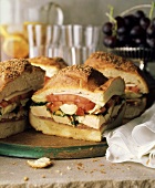 Sandwiches mit Hähnchenbrust, Basilikum und Tomaten