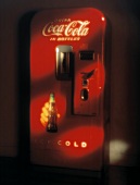 Coca Cola-Automat im Stil der 50er Jahre