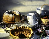 Pecan Pie und Napfkuchen, beide angeschnitten; Teetassen