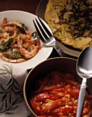 Spanische Vorspeisen: Gazpacho, Garnelen und Tortilla