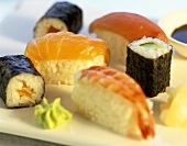 Verschiedene Maki-Sushi und Nigiri-Sushi