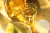 Tequila in einem Glas; Limettenschnitze
