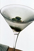 Kalter Martini mit Oliven im Martiniglas