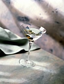 Martini in Martiniglas mit grüner Olive