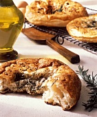 Frisch gebackene Focaccia mit Rosmarin; Olivenöl
