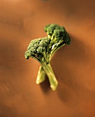 Zwei Broccoliröschen, übereinandergelegt