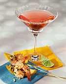 Zwei Garnelenspiesschen und ein Glas Cocktail