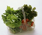 Drahtkorb mit Blattsalaten & Gemüse (Salatzutaten)
