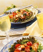 Gemüsesalat mit Pilzen und ein Glas Weißwein