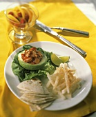 Gefüllte Avocado mit Shrimpssalat und Tortillachips