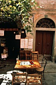 Holztisch vor einem kleinen italienischen Restaurant