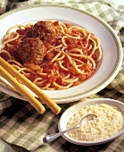 Spaghetti mit Fleischklösschen und Tomatensauce; Parmesan