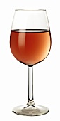 Ein Glas Rosewein vor hellem Hintergrund