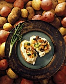 Baked Potatoes gefüllt mit gebratenem Gemüse auf Teller