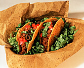 Rindfleisch-Tacos mit Salat auf Papier
