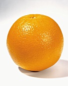 Eine Orange auf hellem Untergrund