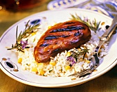 Gegrillte Hähnchenbrust mit Teriyakisauce auf Reis