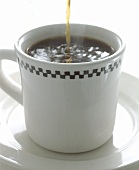 Kaffee in eine grosse Tasse gießen