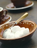 Zuckerwürfel in brauner Schale