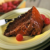 Stück saftiger Schokoladenkuchen mit Himbeeren