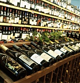 Viele Weinflaschen in einer Weinhandlung