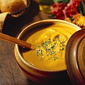 Kürbissuppe in brauner Suppenterrine