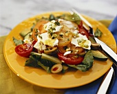 Griechischer Salat mit Tomaten, Oliven und Schafskäse